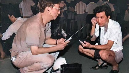 90年代疯狂排队买股票的人们,都想通过股票实现自己的财富梦想