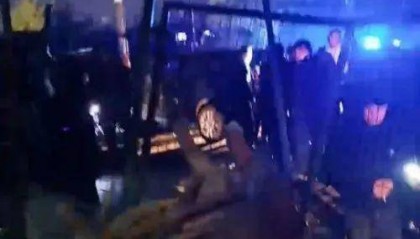葫芦岛一小轿车与火车相撞 官方:系货运列车,汽车突然闯入闸口