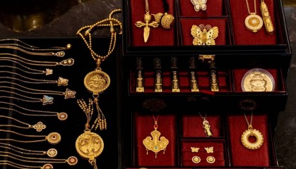 日赚380万元、单店营收1亿元，股价8个月涨超12倍，老铺黄金靠古法金“双向收割”