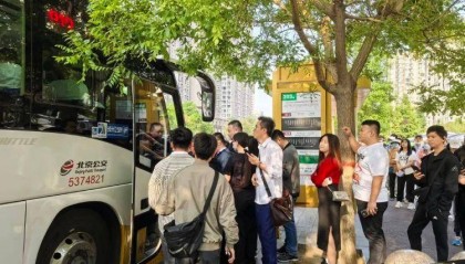 建议“公交老年卡高峰期禁用”,能解决问题吗?