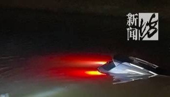 “水已经到胸口了!”事发上海深夜,一小轿车冲进河道!紧急救援→