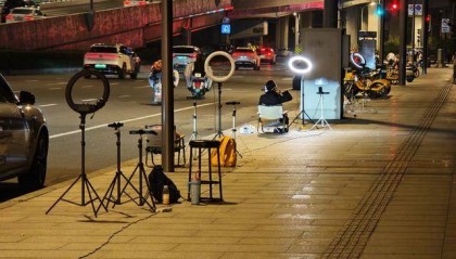 100米有近20个直播间,深夜的成都街头为何“长满”主播?