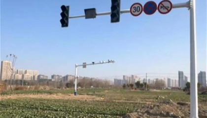 道路没建先装了红绿灯,为何会给人感觉怪怪的?