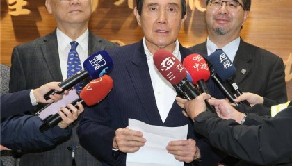 马英九返台倡言改善两岸关系，力促和平发展