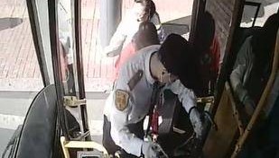 “您和孩子先上车,车子我来搬! ” 青岛公交司机亲情化服务获点赞