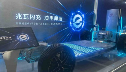比亚迪再放大招,将在全国建4000多座“兆瓦闪充站”,王传福:追求在充电上实现油电同速