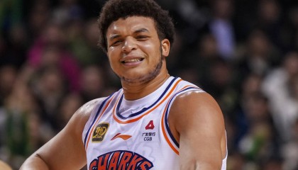 无人能挡！洛夫顿轻松18分9板10助4断 正负值+28