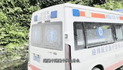 一海南牌照救护车在西藏墨脱无任务拉警笛还停车拍照?当地警方:已处罚教育