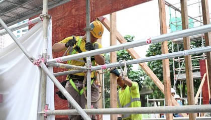 赴香港做建筑工月薪3万月休9天，搞清全貌再说羡慕