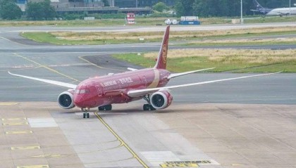 安全员捡走旅客落在飞机上的手机，吉祥航空：已解聘该员工