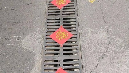 山西婚礼要在下水道井盖贴“喜”字？有的井盖被贴了8张，当地居民：寓意不踩坑、驱晦迎喜