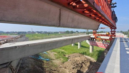 宁盐高速扬州段高邮湖 湖西互通主线桥首片预制梁架设完成
