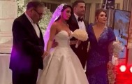 宣扬“头巾法”的伊朗高官 女儿穿抹胸婚纱办西式婚礼