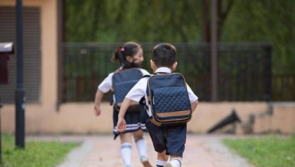 女儿回家唱起“一条大香蕉”,杭州爸爸有点上头:这样的同桌要不要换?