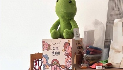 女子惦记闺蜜“小金库”，竟用牙线把钞票从存钱罐抠出！