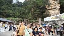 “00后”小伙带96岁外婆登上天门山