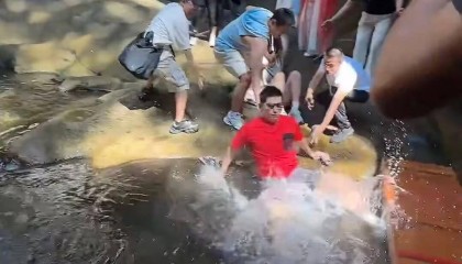 张继科拍瀑布时突然落水，游客纷纷伸手想拉住他，景区：事发九龙洞，人没事