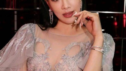 钟丽缇全家照曝光：52岁身材火辣，只比婆婆小10岁 公公在旁很尴尬