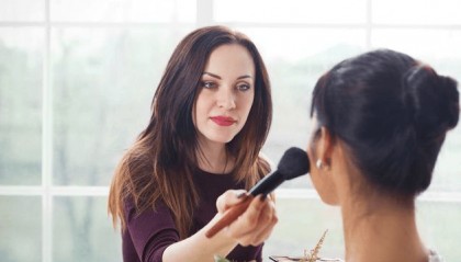 化妆师好拿证吗？就业前景好吗？