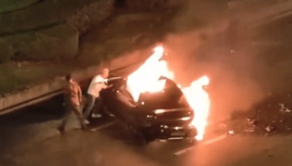 成都一辆小车起火,多名路人尝试救援打不开车门,目击者:消防灭火后用电锯切开门