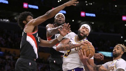 詹姆斯伤停浓眉哥30+11 湖人3人得分20+击退开拓者