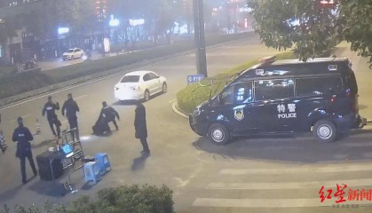 男子车内放疑似枪支遇检查强行冲卡致一辅警被拖行受伤，已被抓获！“枪支”正在鉴定