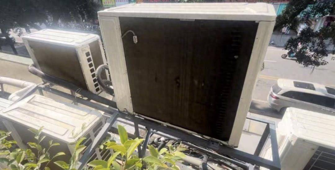 广东一女子家里太热，发现阳台外被挂了12台空调外机