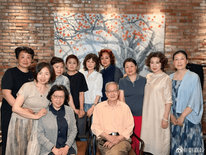 刘嘉玲分享同学会照片：回苏州庆祝我们的60岁生日！合影状态超年轻