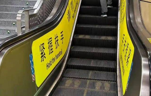 搭扶梯“左行右立”是好习惯？错！多地提醒：不安全、不提倡