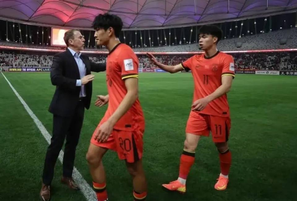 不用郑智！败军之将久尔杰维奇出任国足临时主帅，7月出征东亚杯