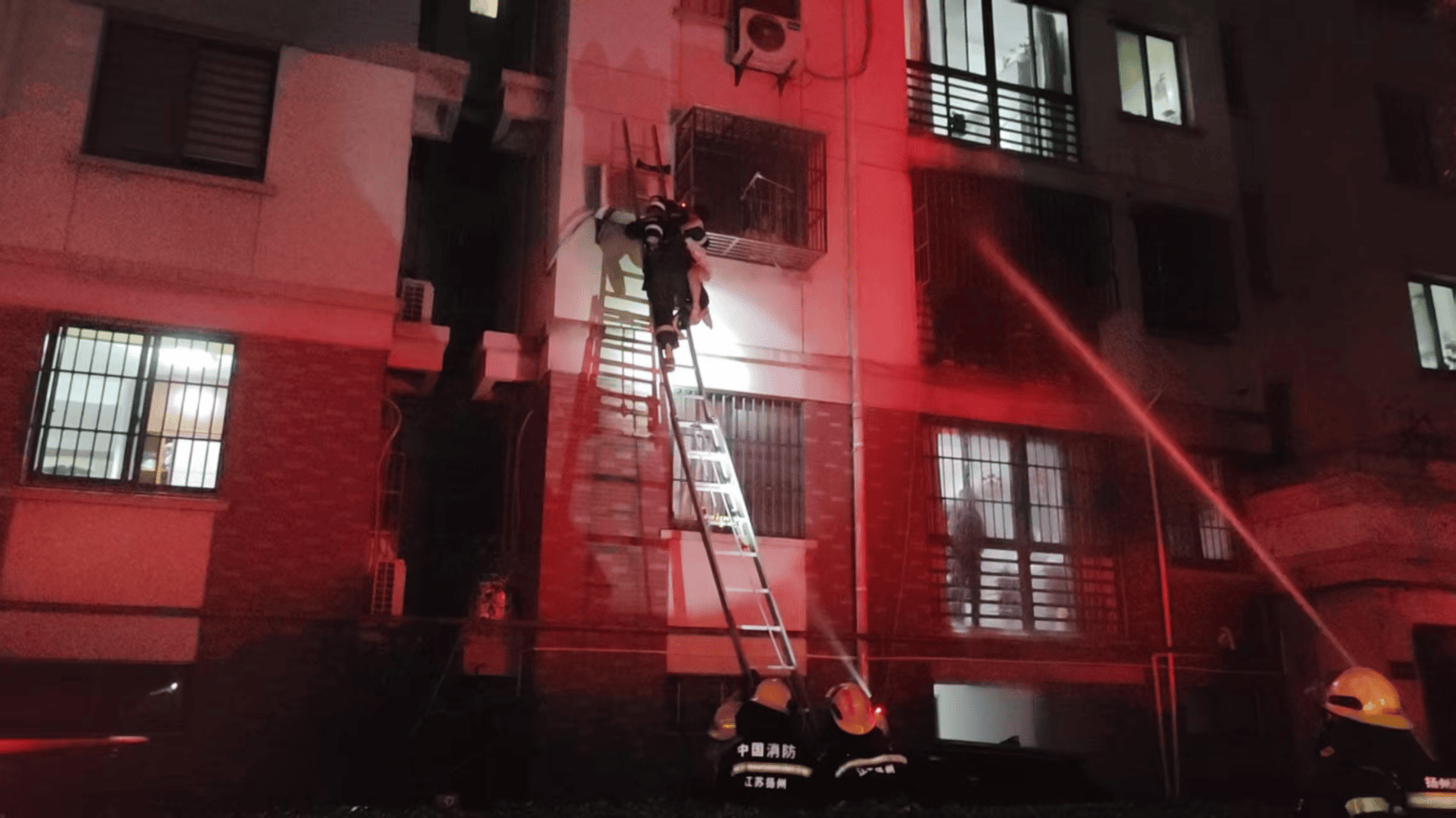 扬州一小区突发火灾 祖孙二人被锁死逃生路