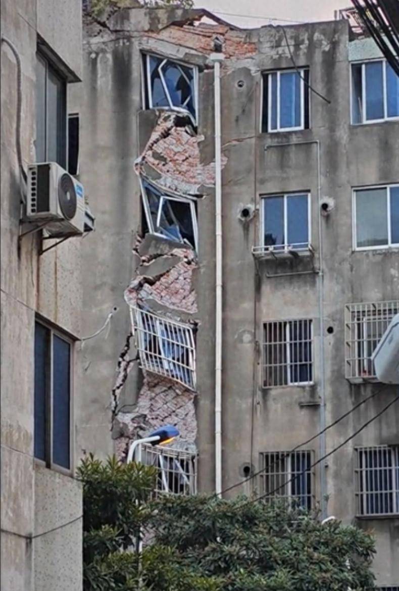 “楼栋沉降开裂”最新进展：居民已搬离