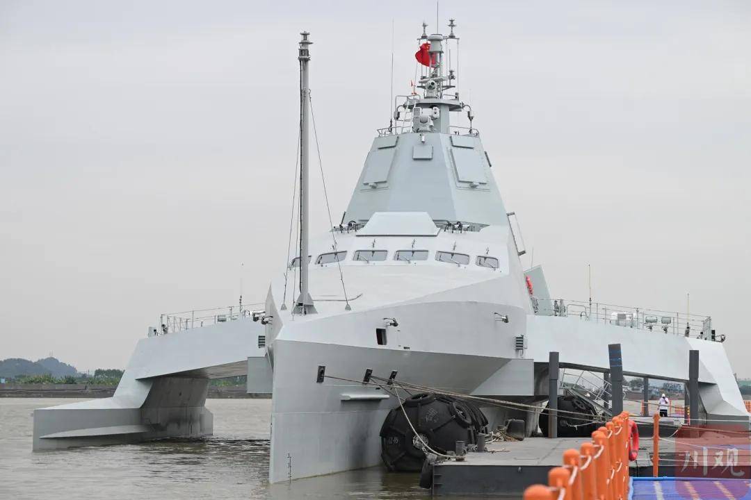 舰长65米,搭载48个垂发!美媒:中国海军“半潜式武库舰”亮相!