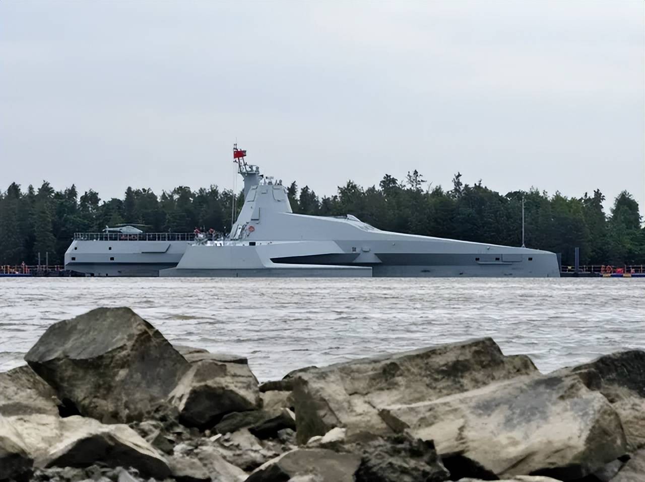 舰长65米,搭载48个垂发!美媒:中国海军“半潜式武库舰”亮相!