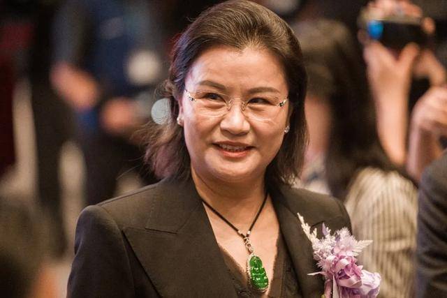 身家1100亿,“玻璃女王”冲向AI硬件