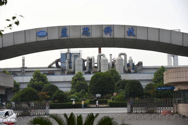 身家1100亿,“玻璃女王”冲向AI硬件