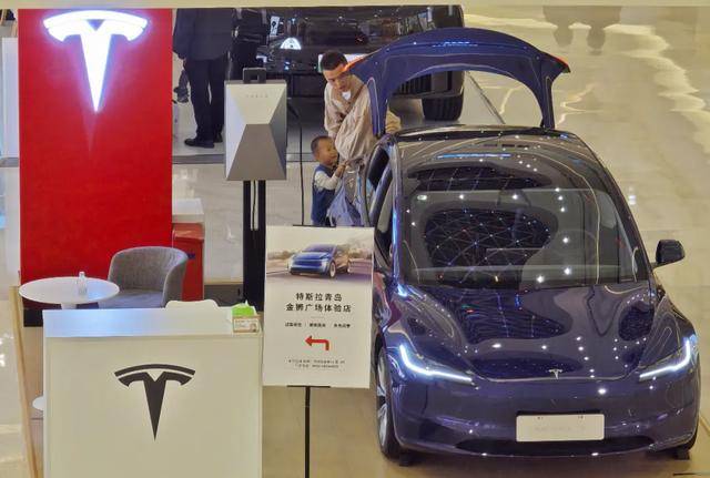 身家1100亿,“玻璃女王”冲向AI硬件