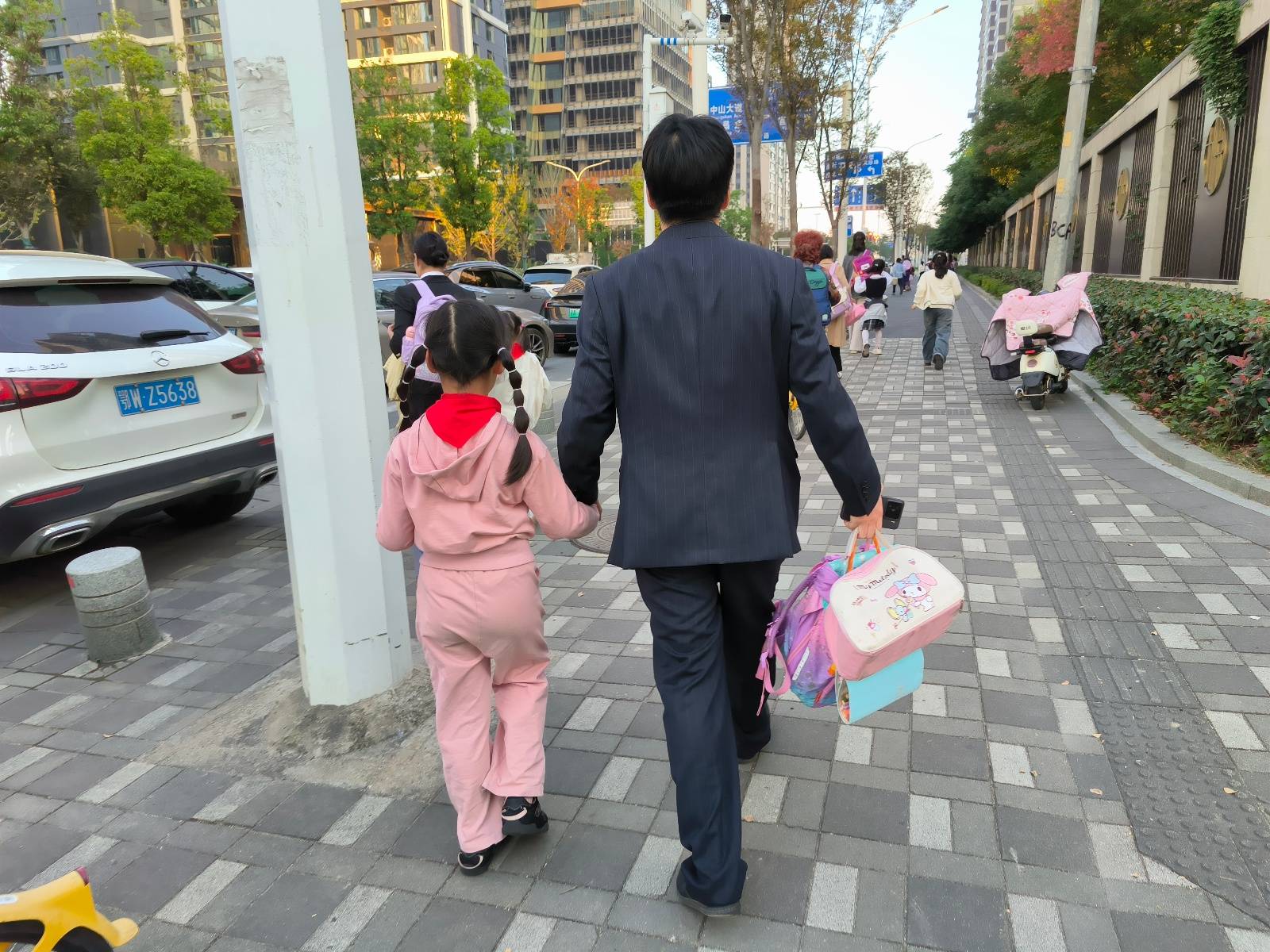 武汉一小区物业帮业主接孩子放学,经理:为解决业主燃眉之急,目前一个月有2至3次