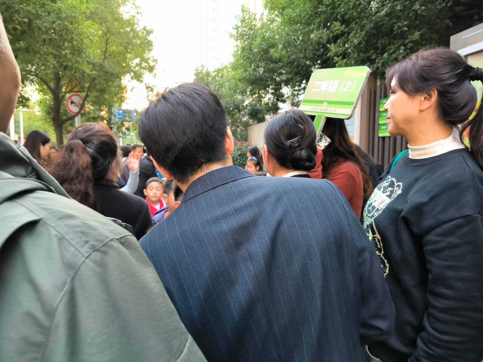 武汉一小区物业帮业主接孩子放学,经理:为解决业主燃眉之急,目前一个月有2至3次