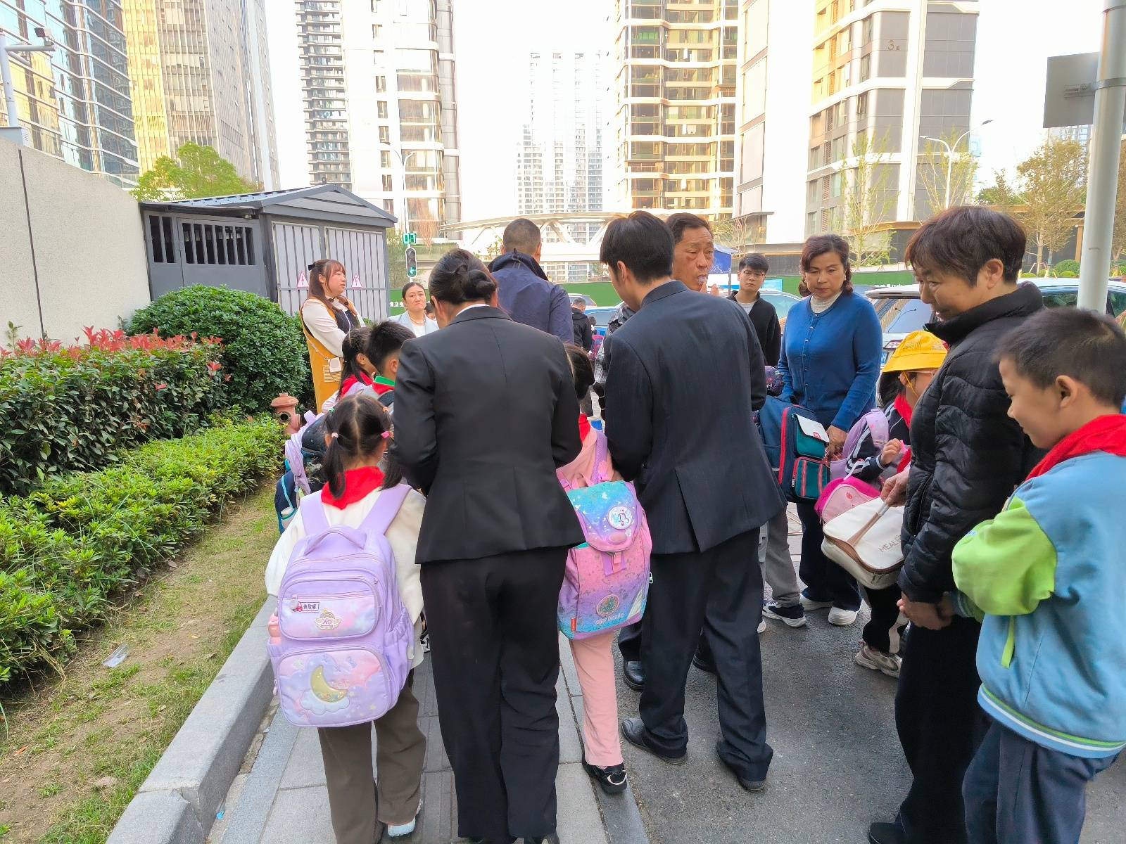 武汉一小区物业帮业主接孩子放学,经理:为解决业主燃眉之急,目前一个月有2至3次